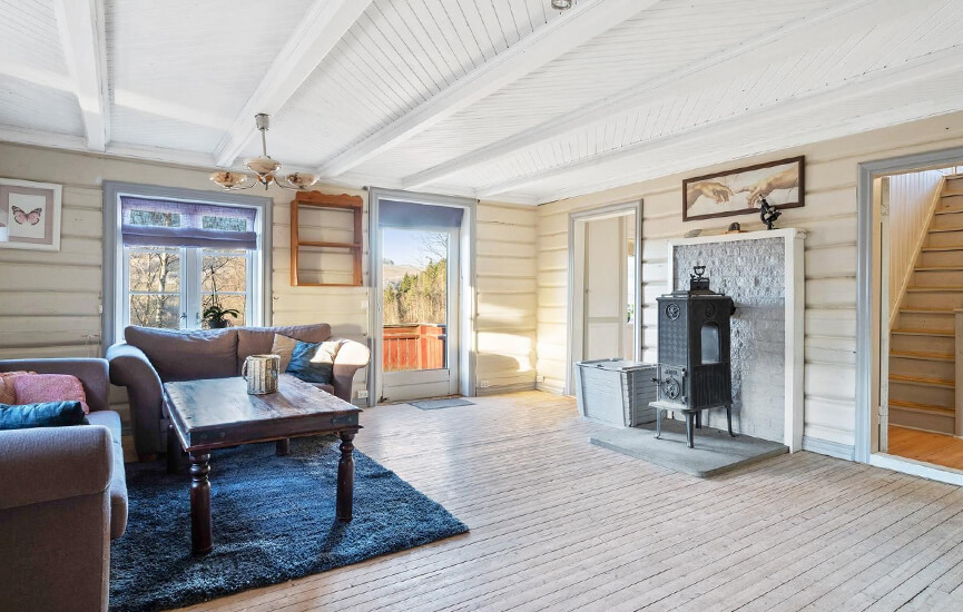 Gammel vedovn Jøtul 606 i eldre tømmerhus