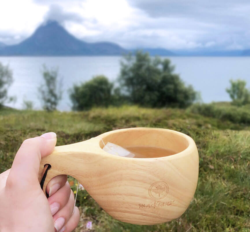 Trekopp med te foran norsk natur