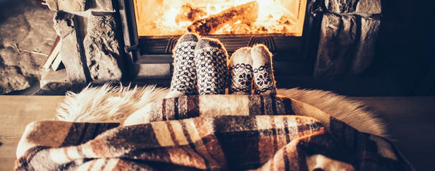 Hygge med føtter foran peisen.