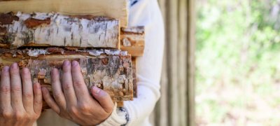 Jente som bærer ved