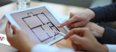 Hender som peker på iPad med Jøtul katalog