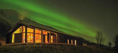 Fjellhytte med nordlys om kvelden