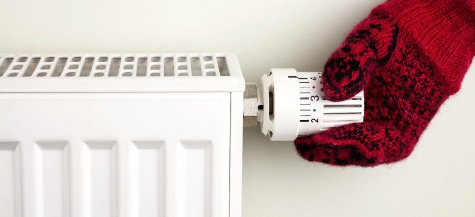 Sette på panelovn. Foto.