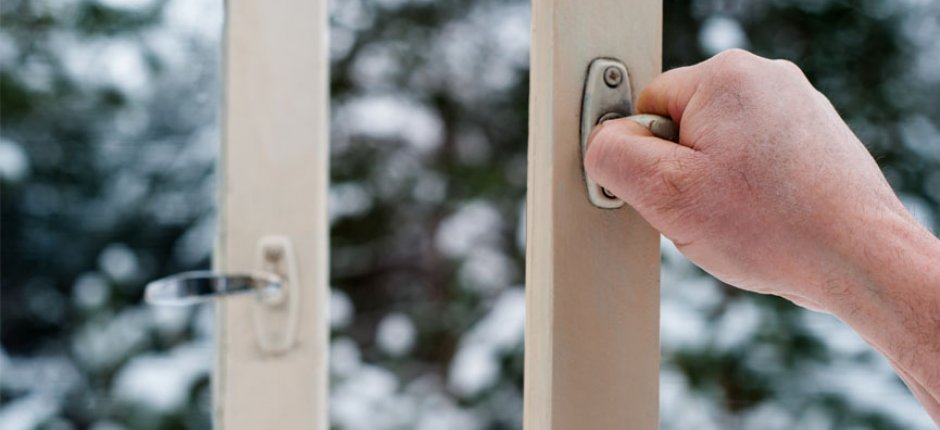 Åpne vinduer om vinteren. Foto.