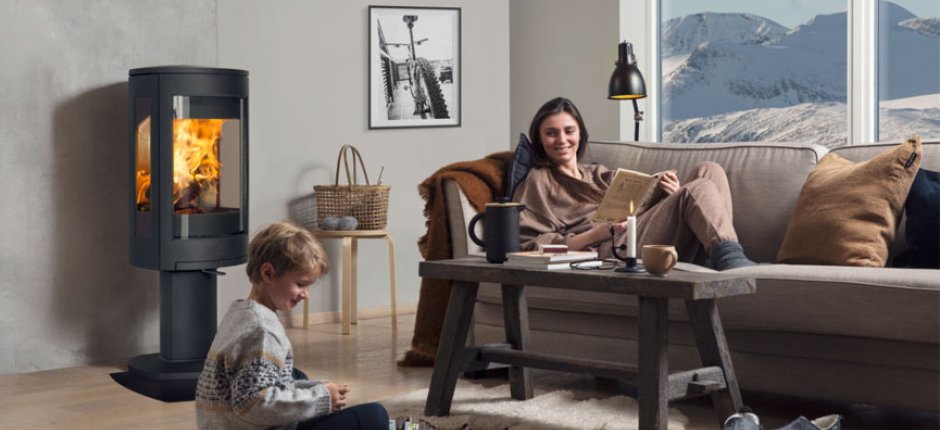 F 373 Advance peis i stue med mor og sønn. Foto.