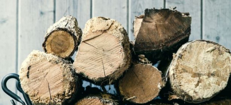 Ved i vedkurv. Foto.