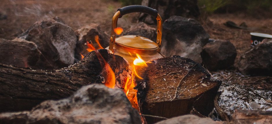 Bål i skogen. Foto.