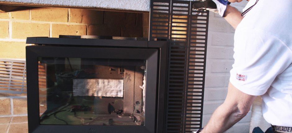 Mann monterer peis. Foto.