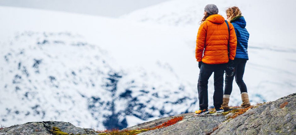 Et par i naturen foran en isbre