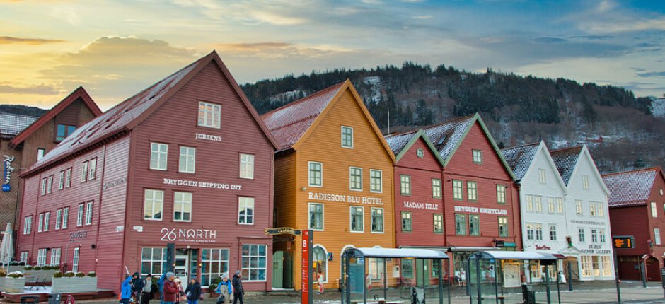 Bryggen i Bergen med blå himmel