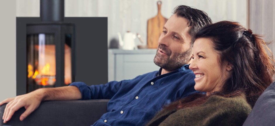 Par som sitter foran vedovnen Jøtul F 373 Advance