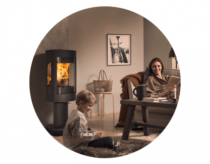 Jøtul F 373 Advance in a living room with a mom and her son.