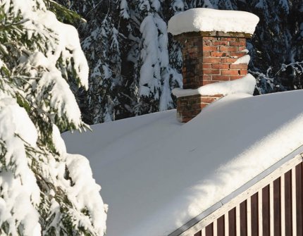 Pipe på hytte på vinteren