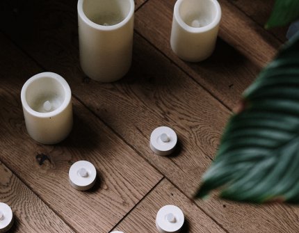 Led lys på et brunt gulv