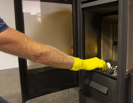 En mann som rengjør peisen