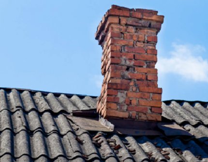 Gammel pipe i teglstein