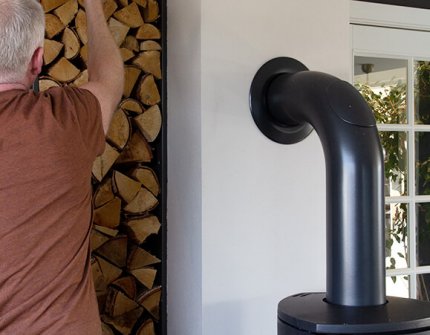 Mann som legger ved i vednisje