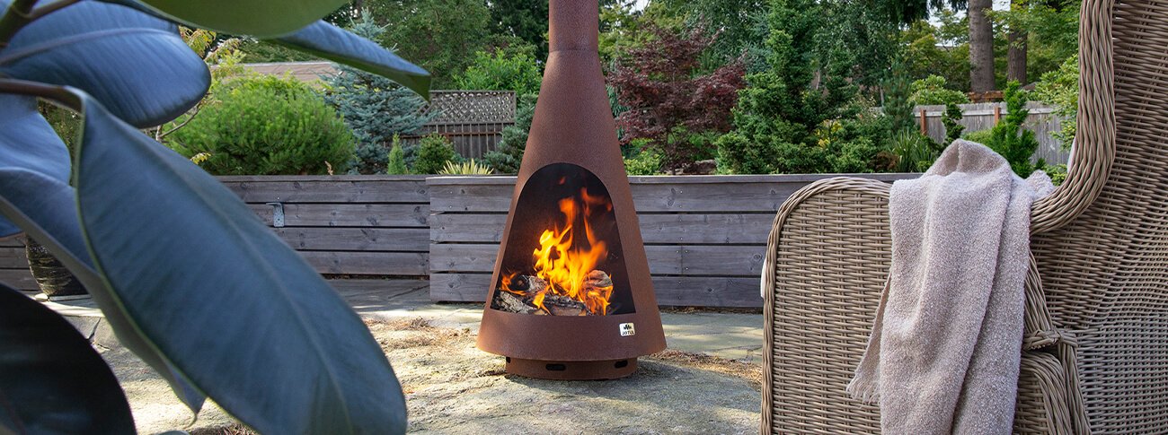 Jøtul Frøya brun utepeis i hage