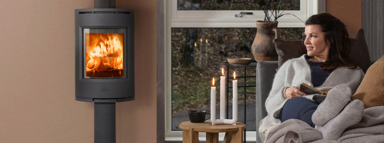 Jøtul F 136 sort vedovn i stue