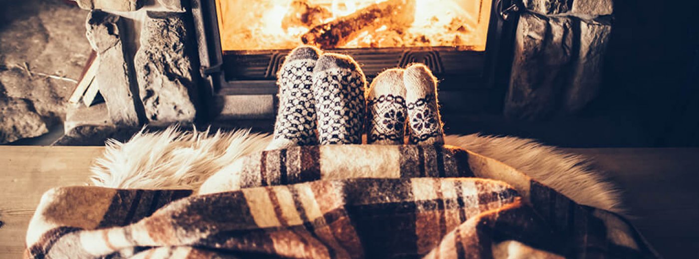 Hygge med føtter foran peisen.