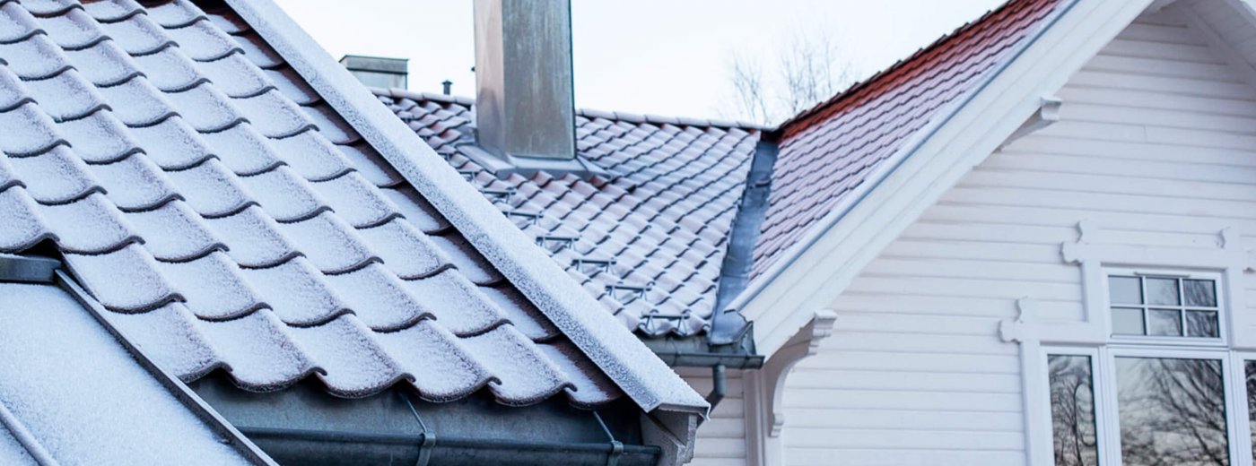 Pipe på toppen av taket i kaldt vær