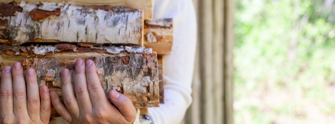 Jente som bærer ved