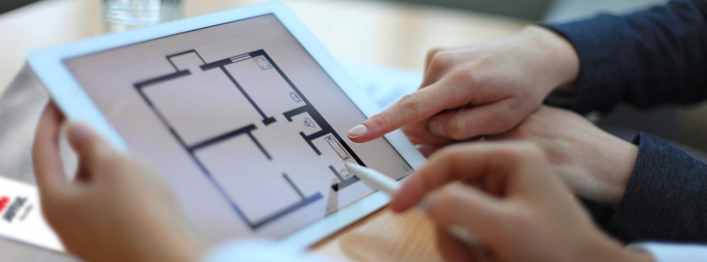 Hender som peker på iPad med Jøtul katalog