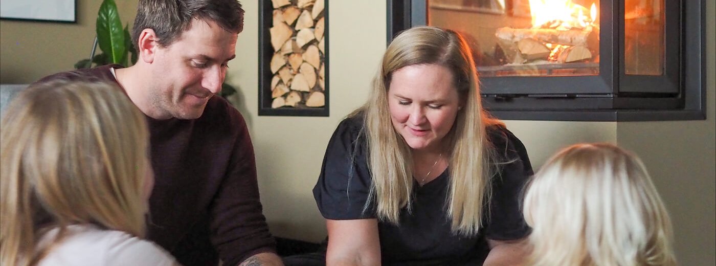 Norsk familie foran peisinnsatsen Jøtul I 620 FR