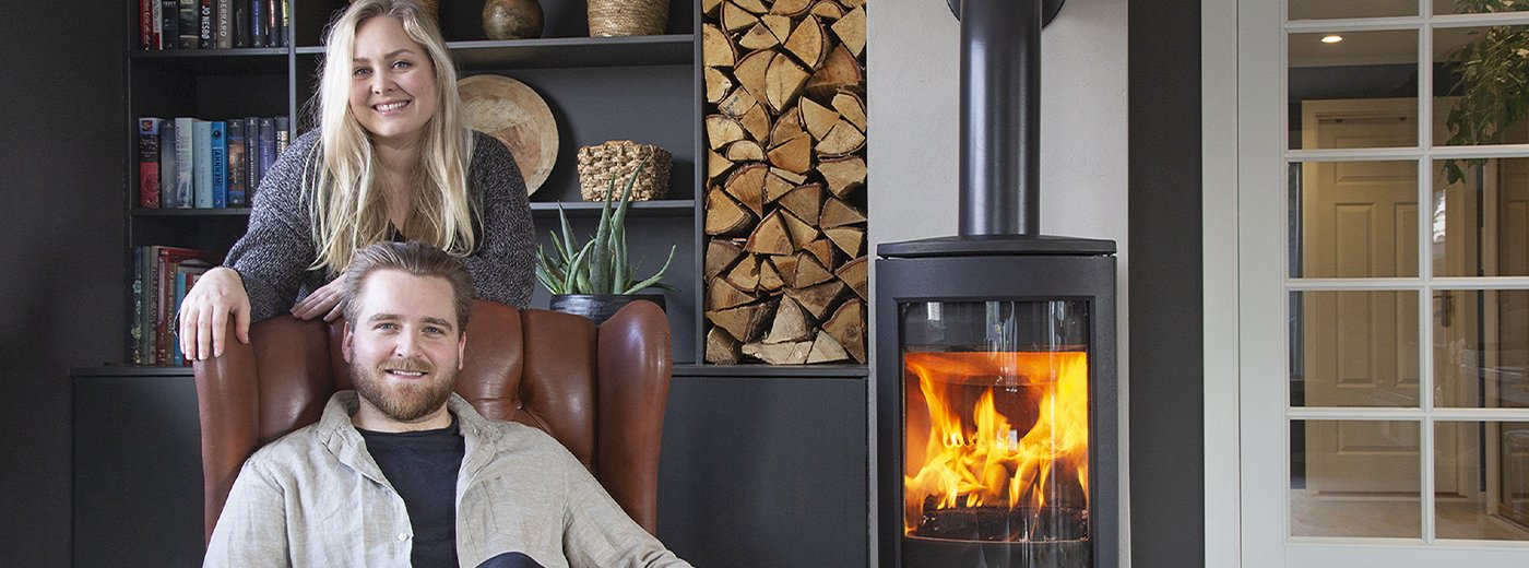 Mann og jente foran vedovnen Jøtul F 373 Advance 