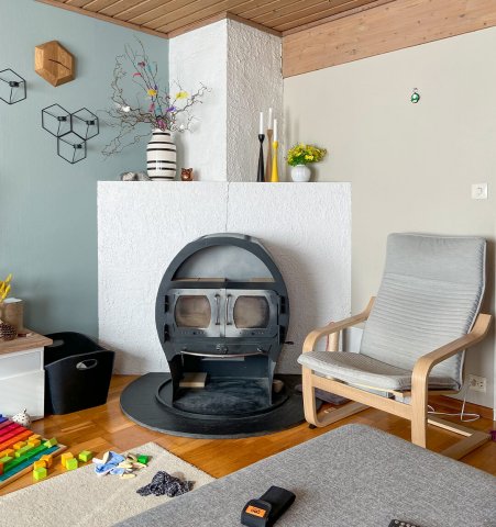 Før-bilde av eldre peis i stue